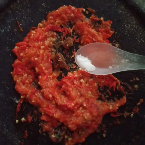 Masukkan gula merah, garam.