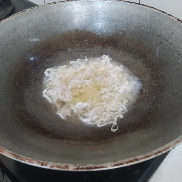Goreng teri medan hingga setengah kering.