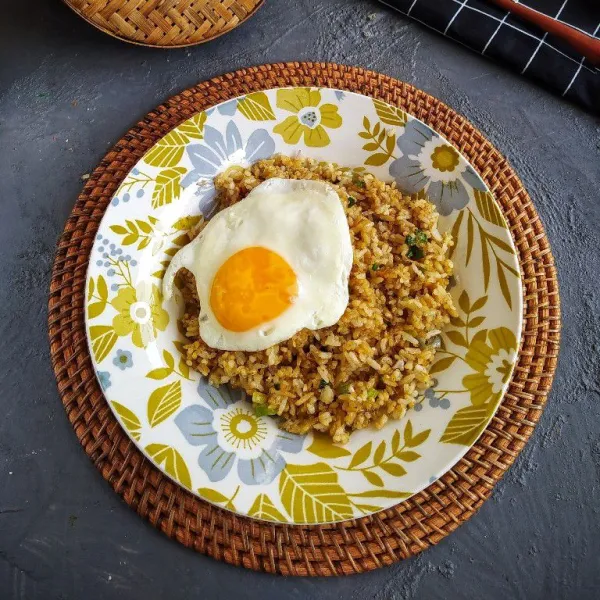 Koreksi rasa lalu sajikan dengan ceplok telur di atasnya.