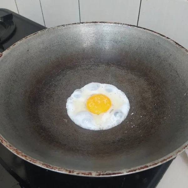 Ceplok telur hingga matang, angkat lalu sisihkan.