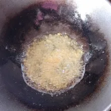 Goreng adonan kremesen. Tuangkan dari jarak kurang lebih 40 cm di atas wajan.