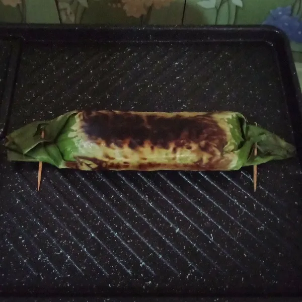 Panaskan grill pan, panggang nasi bolak-balik hingga kedua sisinya kering dan berwarna gelap lalu angkat dan sajikan.