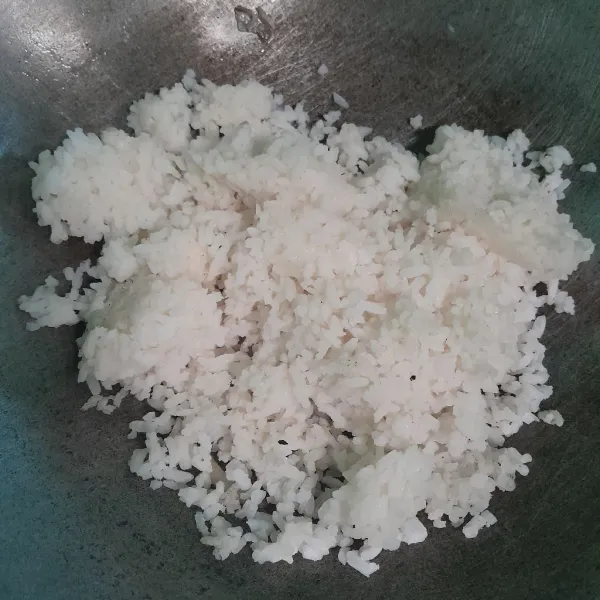 Kemudian masukkan nasi putih.