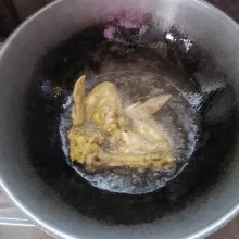 Goreng ayam yang sudah diungkep.