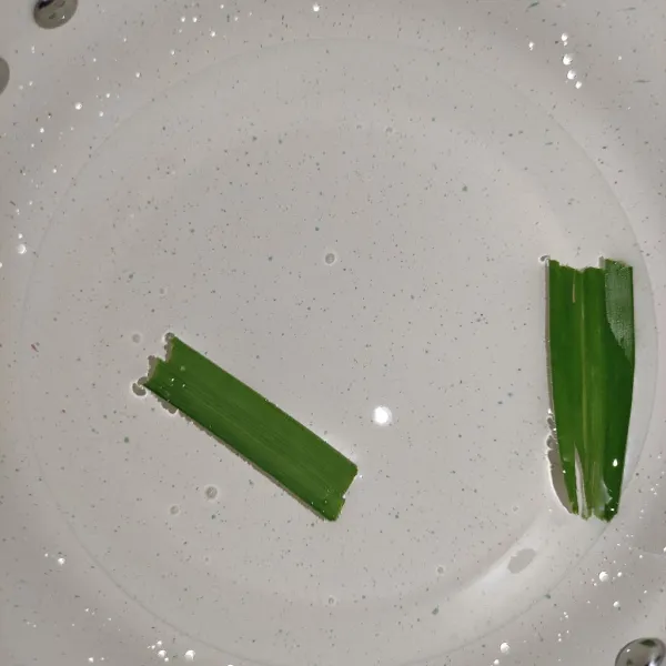 Rebus air dan masukkan potongan daun pandan.