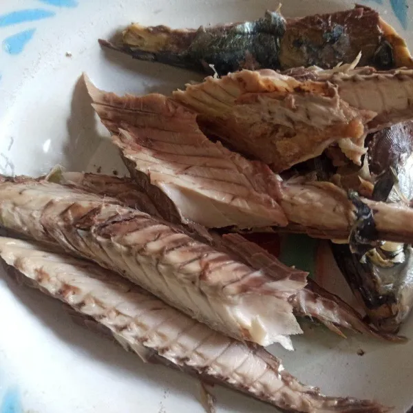 Potong-potong ikan pindang lalu sisihkan terlebih dahulu.