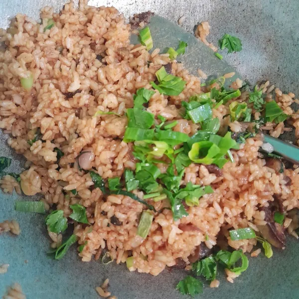 Tambahkan daun seledri dan daun bawang.