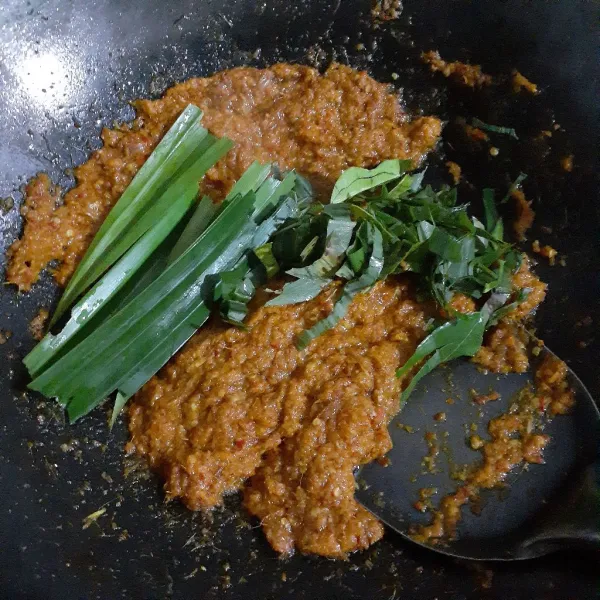 Tambahkan daun pandan wangi, daun jeruk purut, daun kunyit dan tumis hingga layu.