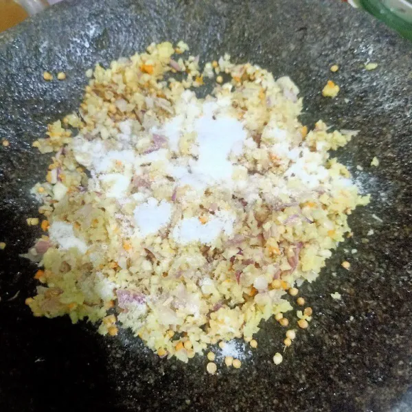 Haluskan bawang merah, bawang putih dan ketumbar lalu tambahkan garam.