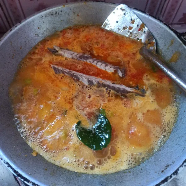 Selanjutnya masukkan ikan pindang, masak hingga bumbu meresap. Setelah matang merata, angkat dan sajikan.