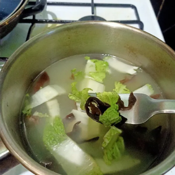 Siapkan panci lalu didihkan air dan masukkan irisan sayuran. Rebus sampai matang lalu angkat.