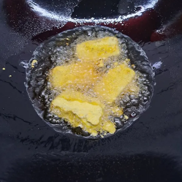 Panaskan minyak goreng secukupnya. Goreng tempe sampai matang di kedua sisi. Angkat dan tiriskan.
