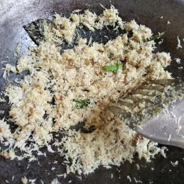 Masukkan kelapa, bumbui dengan gula pasir dan kaldu bubuk.