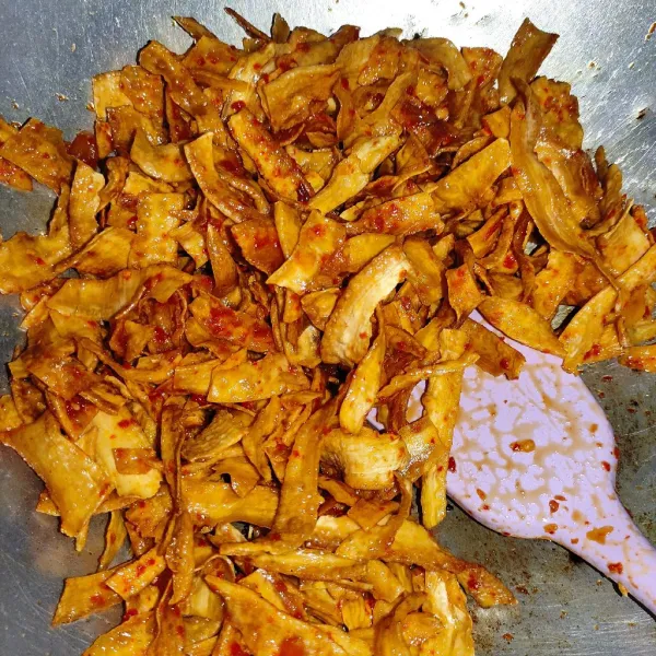 Setelah cabai masak masukkan kerupuk, aduk rata. Kerupuk siap disajikan.