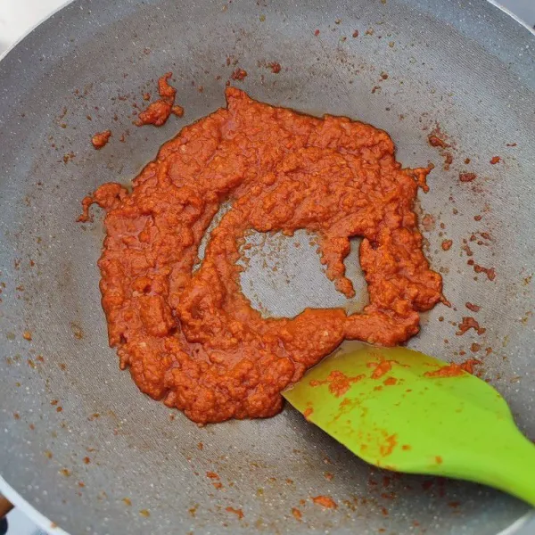 Kemudian tumis hingga bumbu tanak.
