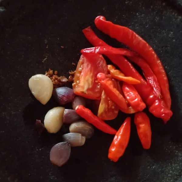 Haluskan cabe merah, cabe rawit, bawang merah, bawang putih, terasi, daun jeruk hingga halus.
