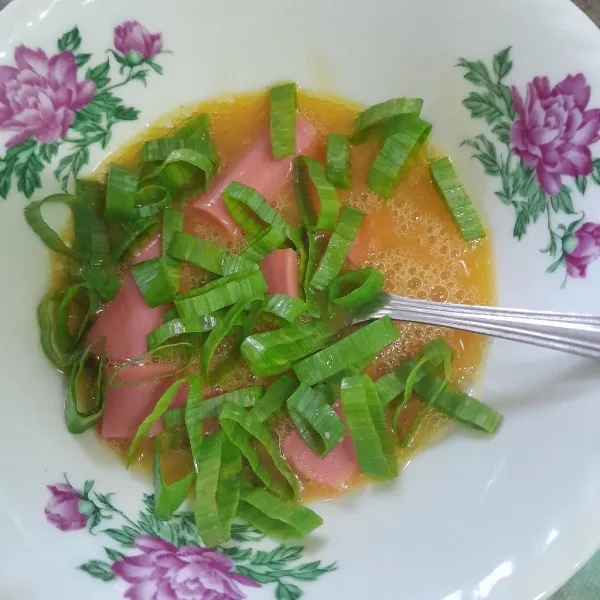 Tambahkan daun bawang, kocak lepas telur.