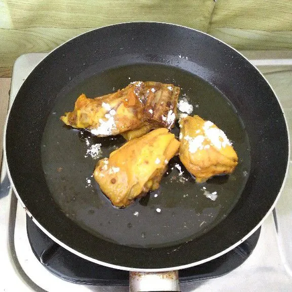 Goreng ayam ungkep hingga semua sisi matang lalu angkat dan sisihkan.