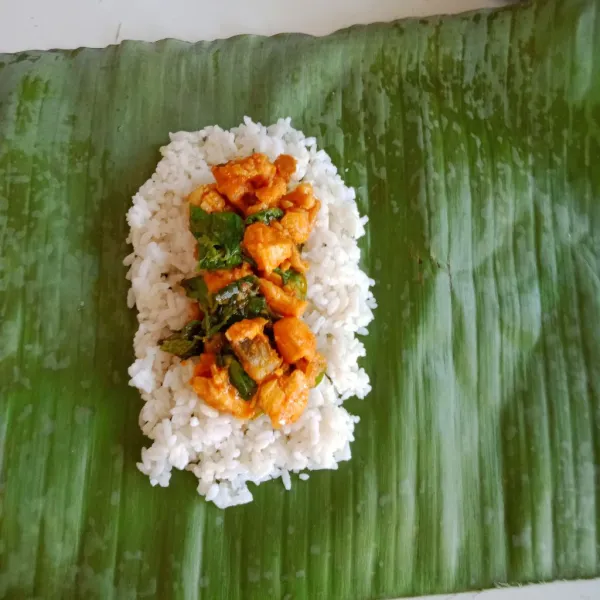 Beri isian ayam kemudian bungkus memanjang, sematkan tusuk gigi pada kedua ujung.