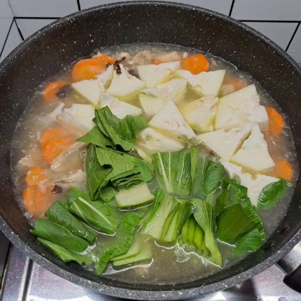 Masukkan labu air dan pokcoy. Masak sampai matang.