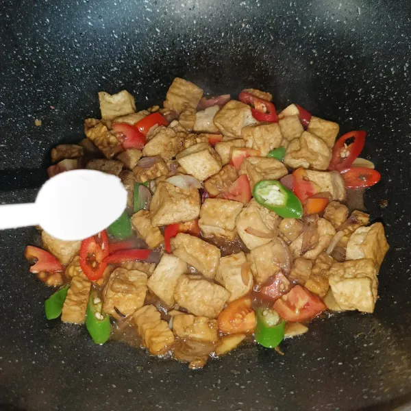 Bumbui dengan garam, lada bubuk, gula pasir dan kaldu jamur lalu aduk-aduk sampai bumbu meresap, koreksi rasa. Setelah matang merata, angkat dan sajikan.