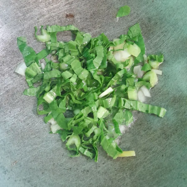 Masukkan daun sawi.