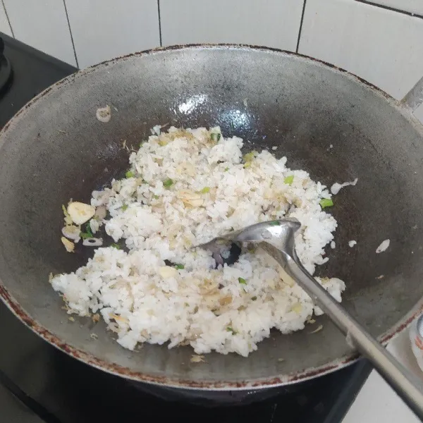 Masukkan nasi.