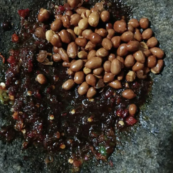 Masukkan kacang tanah goreng, ulek kasar.