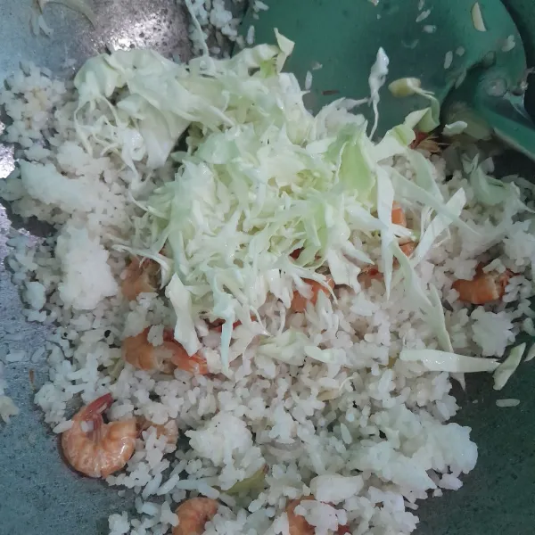 Masukkan kol lalu aduk sebentar.