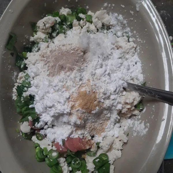 Masukkan garam, kaldu bubuk, merica, tepung tapioka dan bawang putih bubuk.