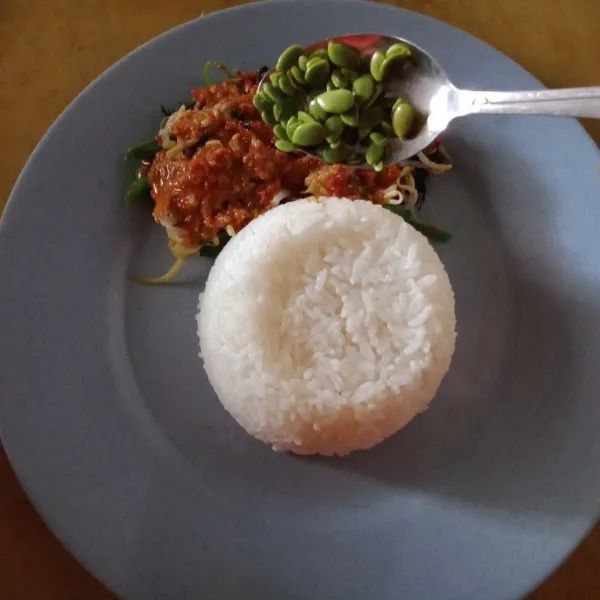 Tata nasi di atas piring saji, beri sayuran lalu siram sambal di atasnya. Kemudian beri taburan petai cina, daun kemangi, rempeyek, tahu, tempe. Siap disajikan.