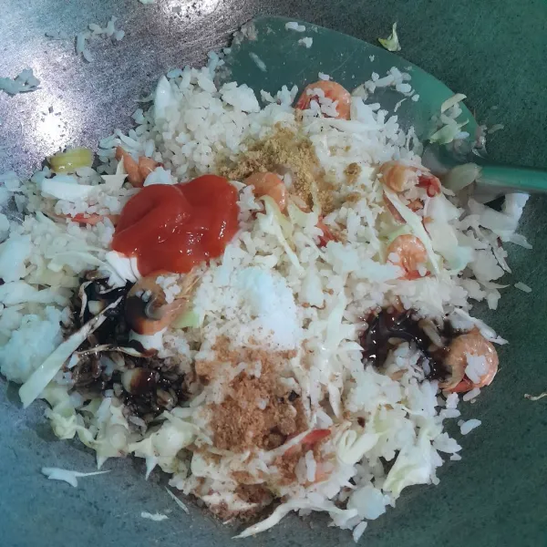 Tambahkan saos sambal, saos tiram, kecap manis, garam, kaldu bubuk dan merica.
