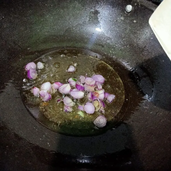 Siapkan wajan lalu masukkan minyak. Setelah minyak panas, masukkan irisan bawang merah lalu oseng sampai tercium harum.
