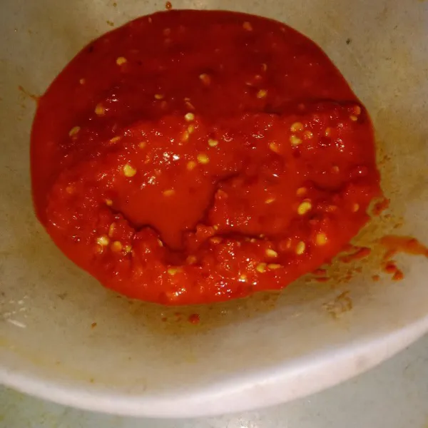 Blender semua bumbu halus.