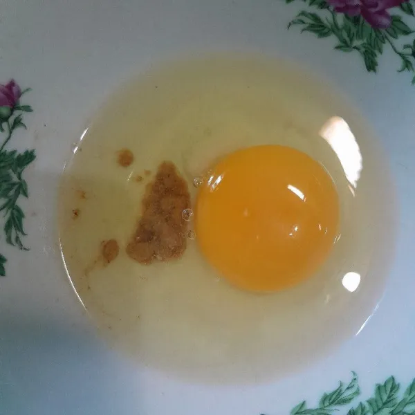MasuKkan dalam wadah telur, garam, kaldu bubuk dan merica.