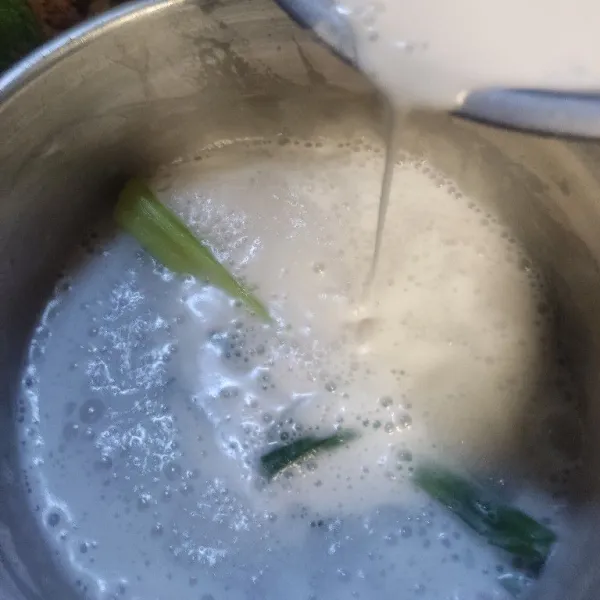Masukkan larutan tepung hunkwe ke dalam panci rebusan yang telah mendidih, aduk cepat hingga mengental.