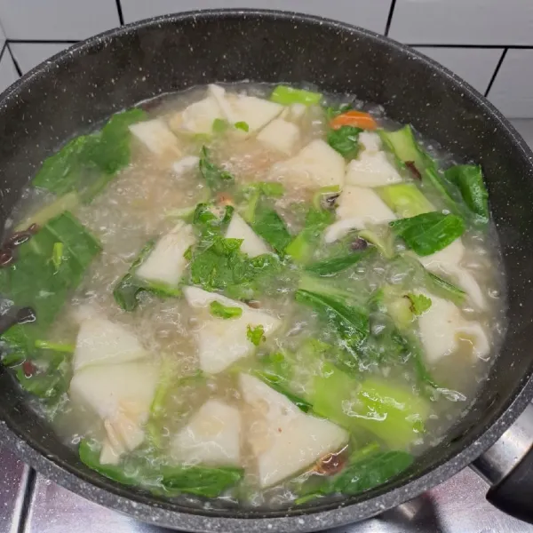 Masukkan seledri sesaat sebelum diangkat. Masak sebentar saja. Angkat dan sajikan.