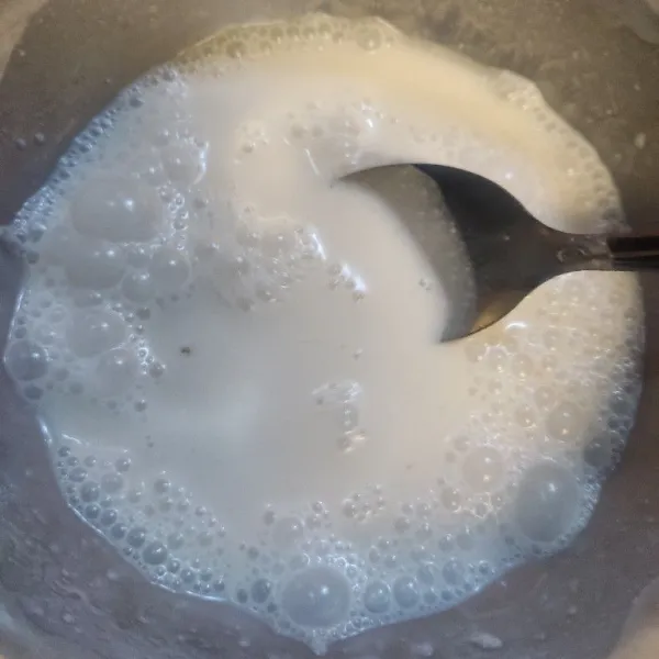 Campurkan tepung hunkwe dengan 1/4 bagian dari takaran air, aduk rata.