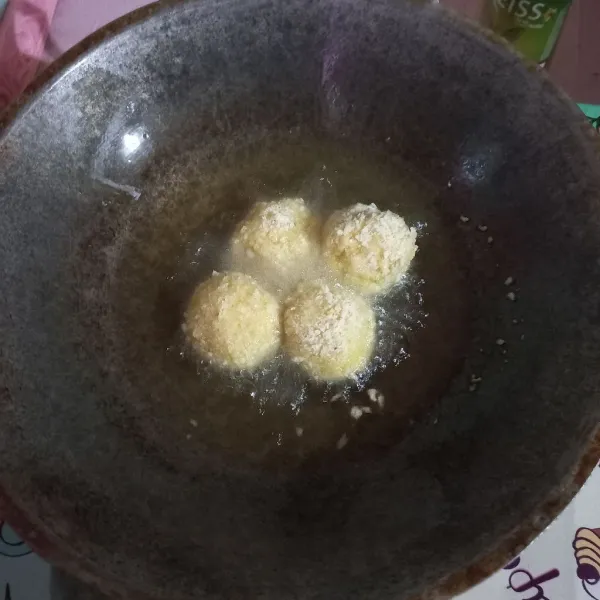 Panaskan minyak, kemudian goreng bola ubi hingga matang kecoklatan. Siap disajikan.