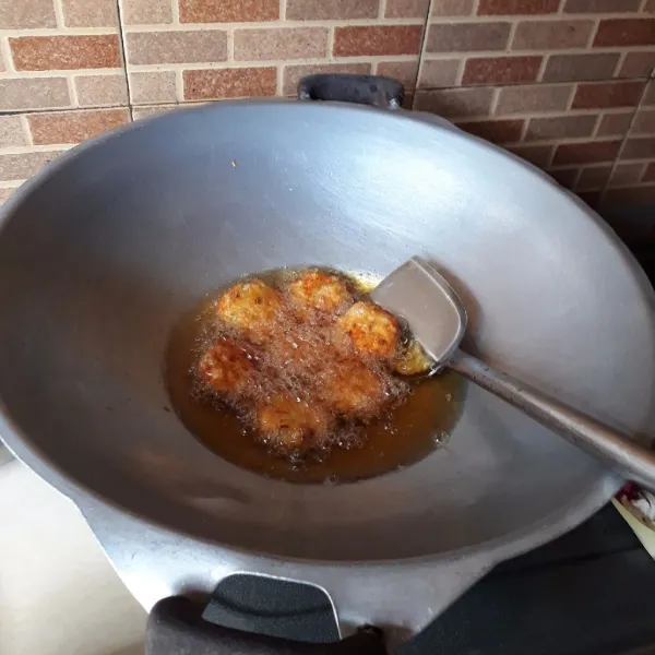 Kocok lepas putih telur dan tepung tapioka. Celupkan perkedel ke dalam putih telur, goreng dalam minyak panas hingga matang, angkat dan tiriskan.