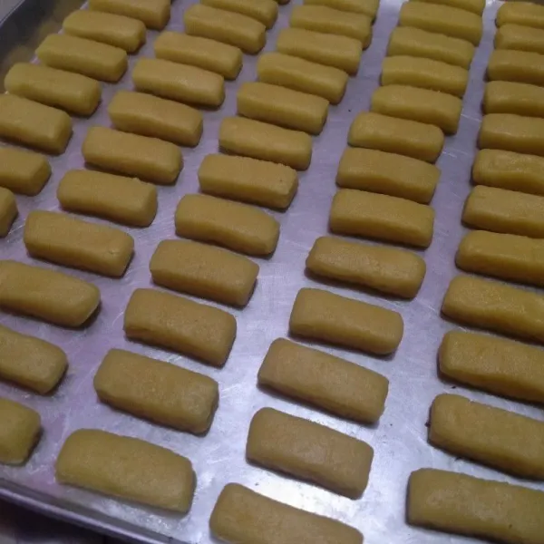 Tata kastengel di atas loyang (loyang tidak perlu dioles margarin)