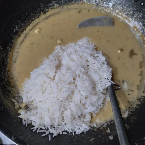 Masukkan beras ke dalam air bekas rebusan daging kemudian tutup rapat.