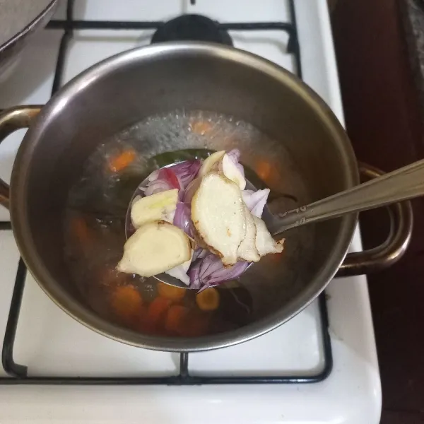Masukkan irisan bawang merah, bawang putih dan kencur.