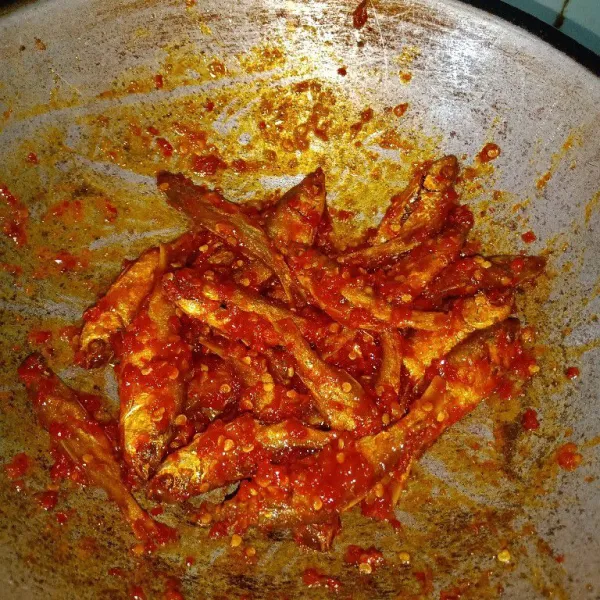 Aduk sampai bumbu rata menempel pada ikan.