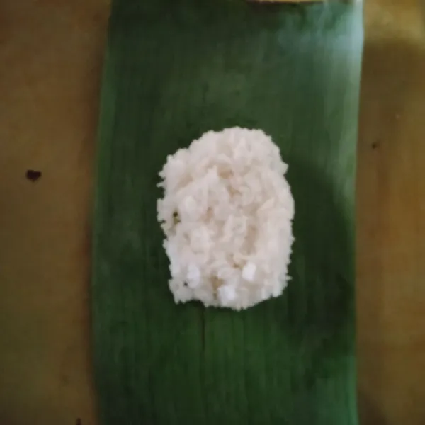 Siapkan daun pisang, tata nasi di atasnya 1/4 bagian.