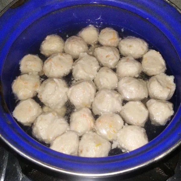 Tunggu bakso mengapung dan siap diolah menjadi masakan favorit keluarga.