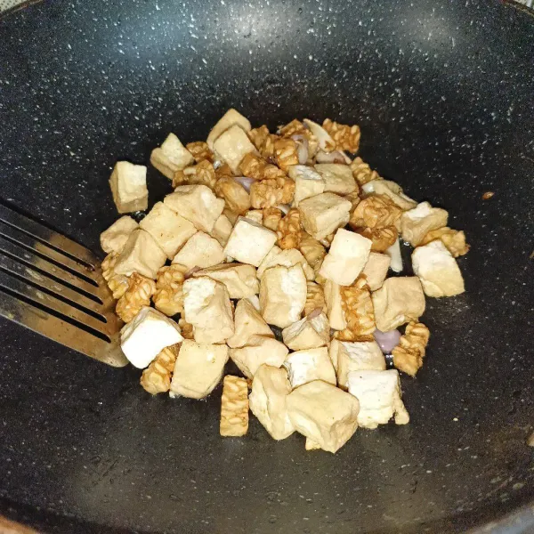 Masukkan tahu dan tempe goreng, aduk-aduk sampai tercampur rata.