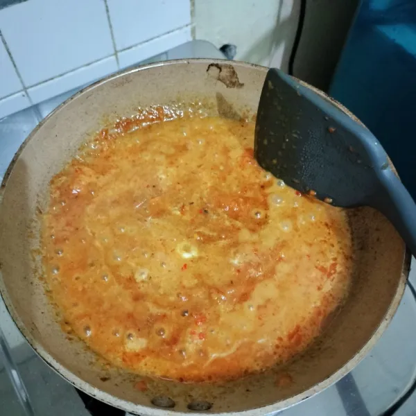 tambahkan santan, aduk rata perlahan. Masak hingga saus mengeluarkan minyak.