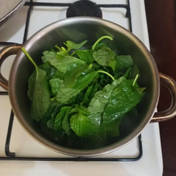 Masukkan daun bayam.