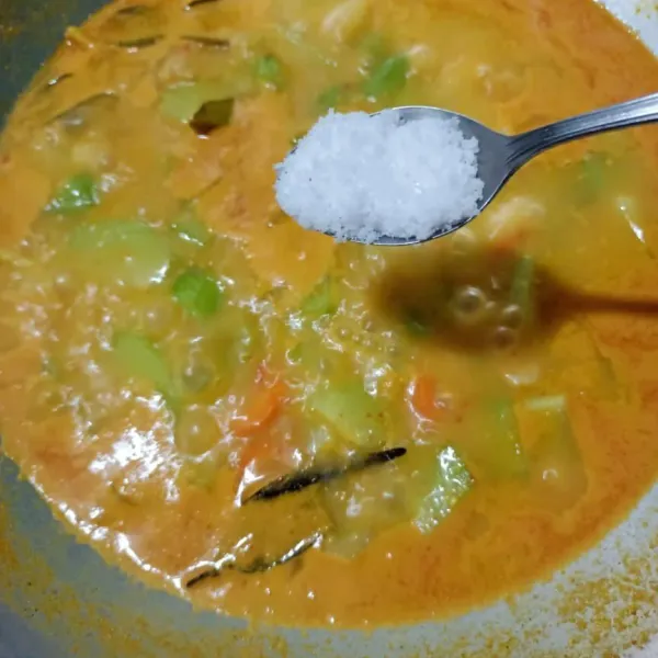 Masukkan garam.
